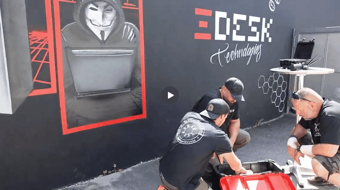 Video in dem ein Hund samt Spürsinn einverborgenes Handy entdeckt