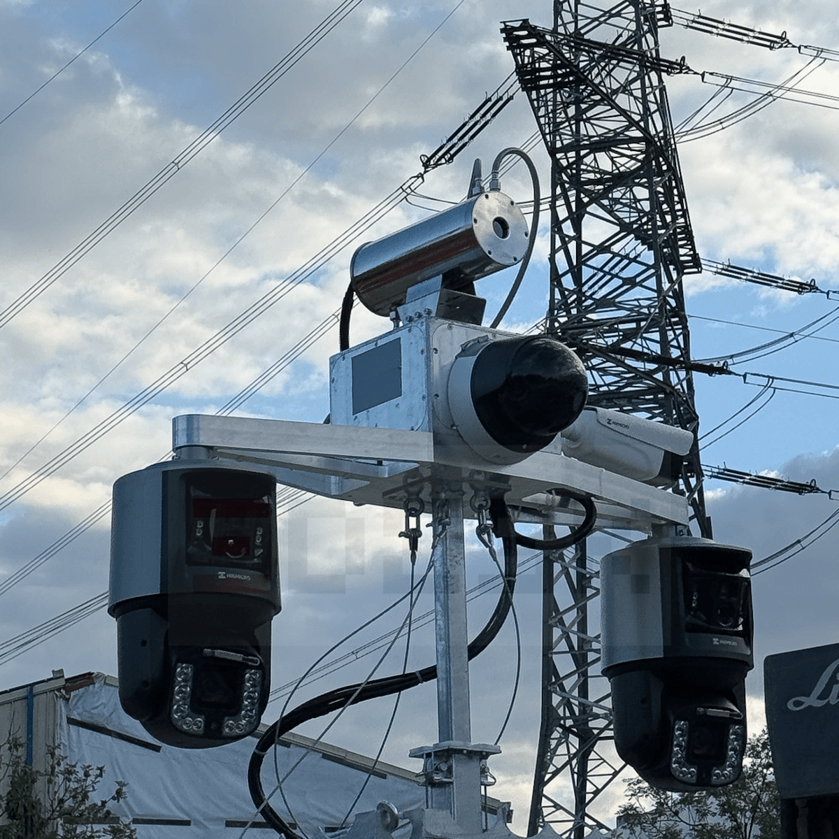 Mobiler DESK Sicherheitsturm mit bispektraler Wärmebildkamera und PTZ-Kameras zur Überwachung kritischer Infrastruktur